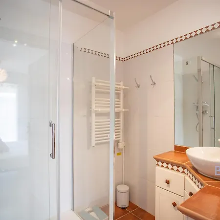 Elegant 2p Avec Piscine, Garage Et Ac